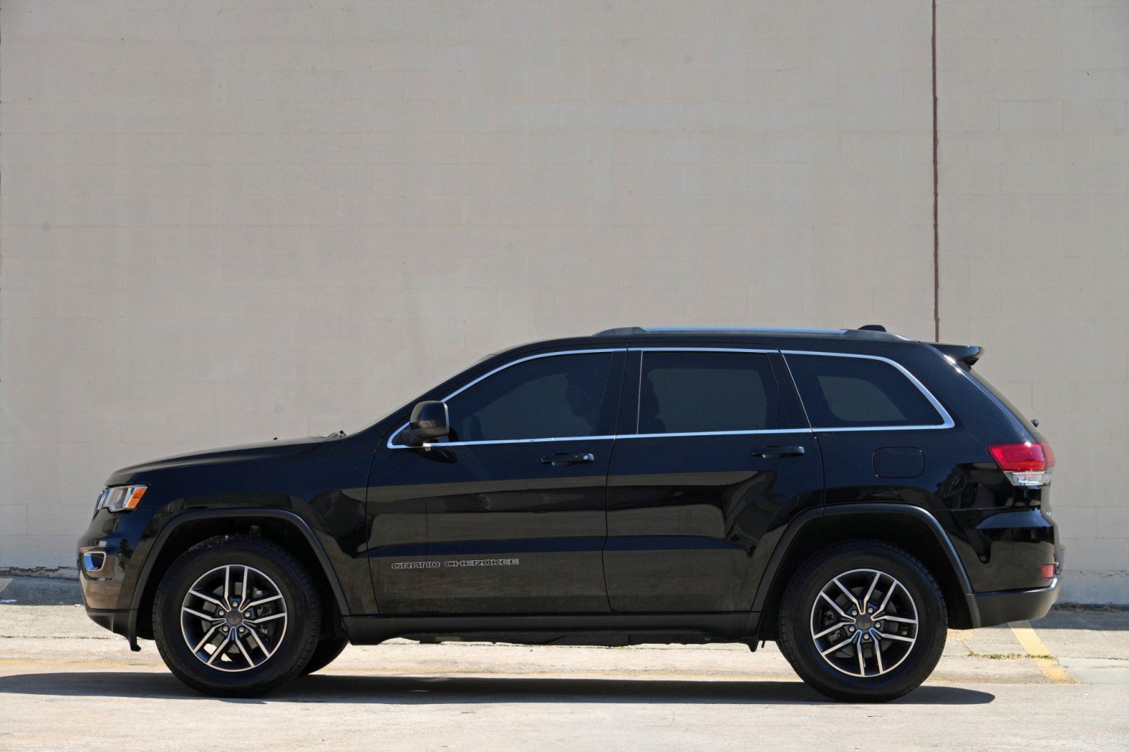 Used 2019 Jeep Grand Cherokee Laredo w/ 18" Wheel & 8.4" Radio Group AWD/4WD image 8