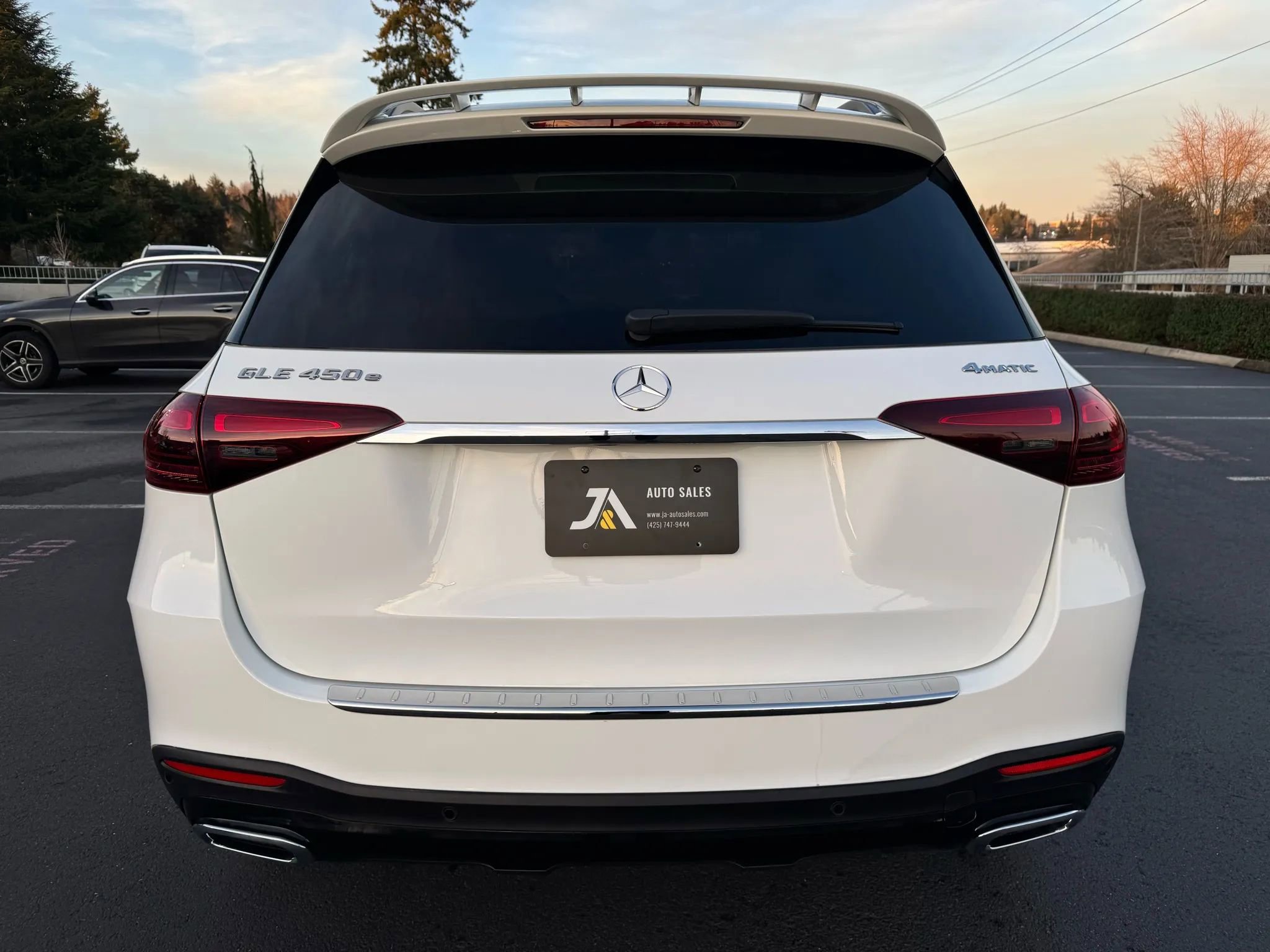 Used 2025 Mercedes-Benz GLE 450e 4MATIC w/ AMG Line Exterior image 9