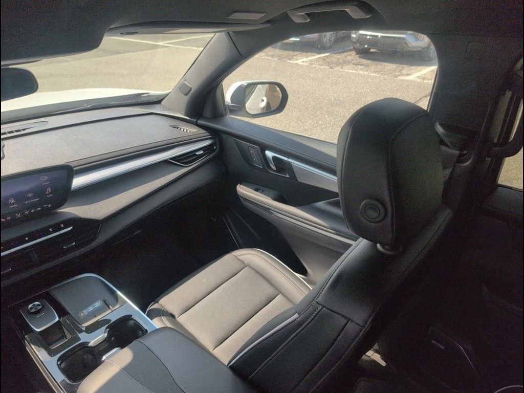 Used 2025 Buick Enclave Preferred w/ Power Package image 30