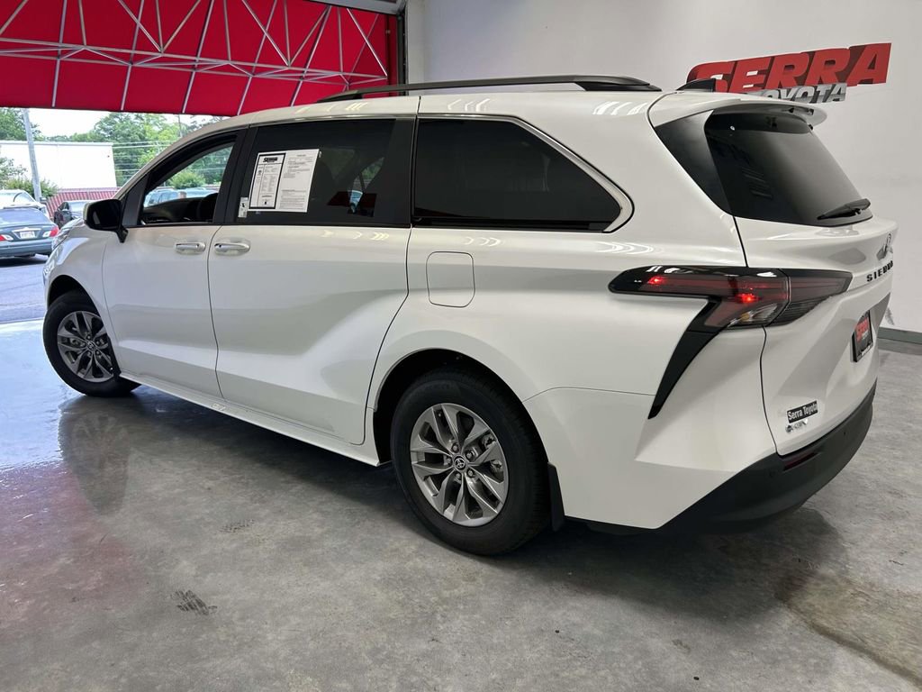 Used 2026 Toyota Sienna XLE FWD image 6