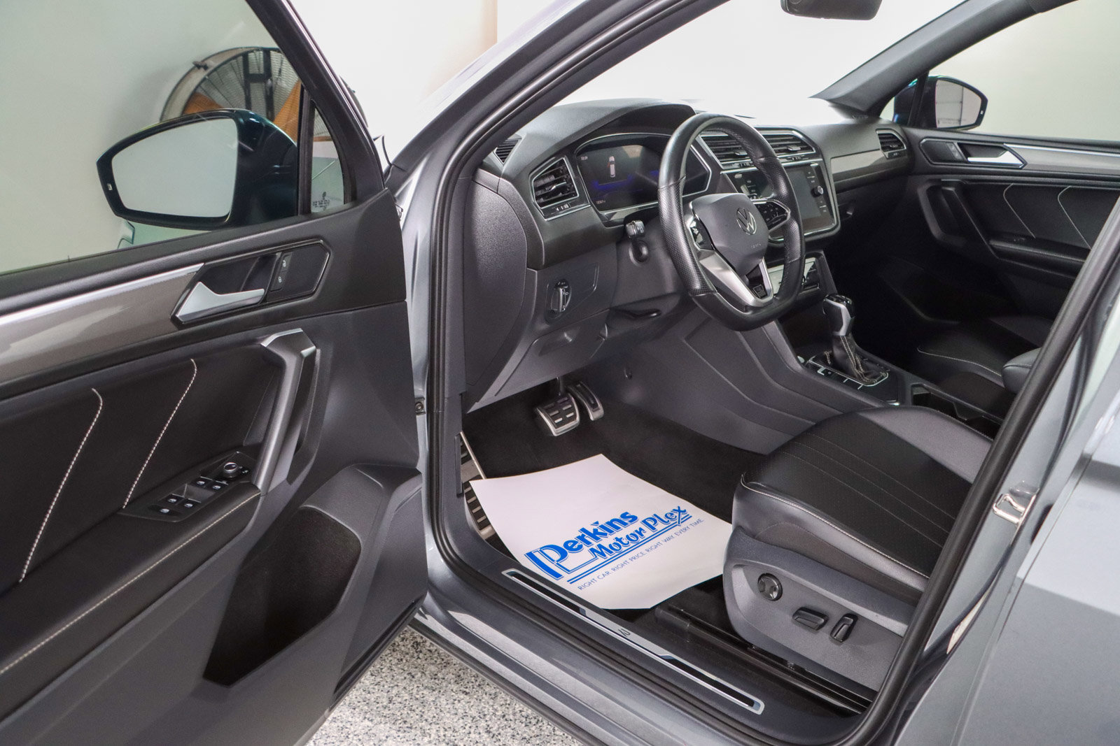 Used 2023 Volkswagen Tiguan SE R-Line FWD image 3