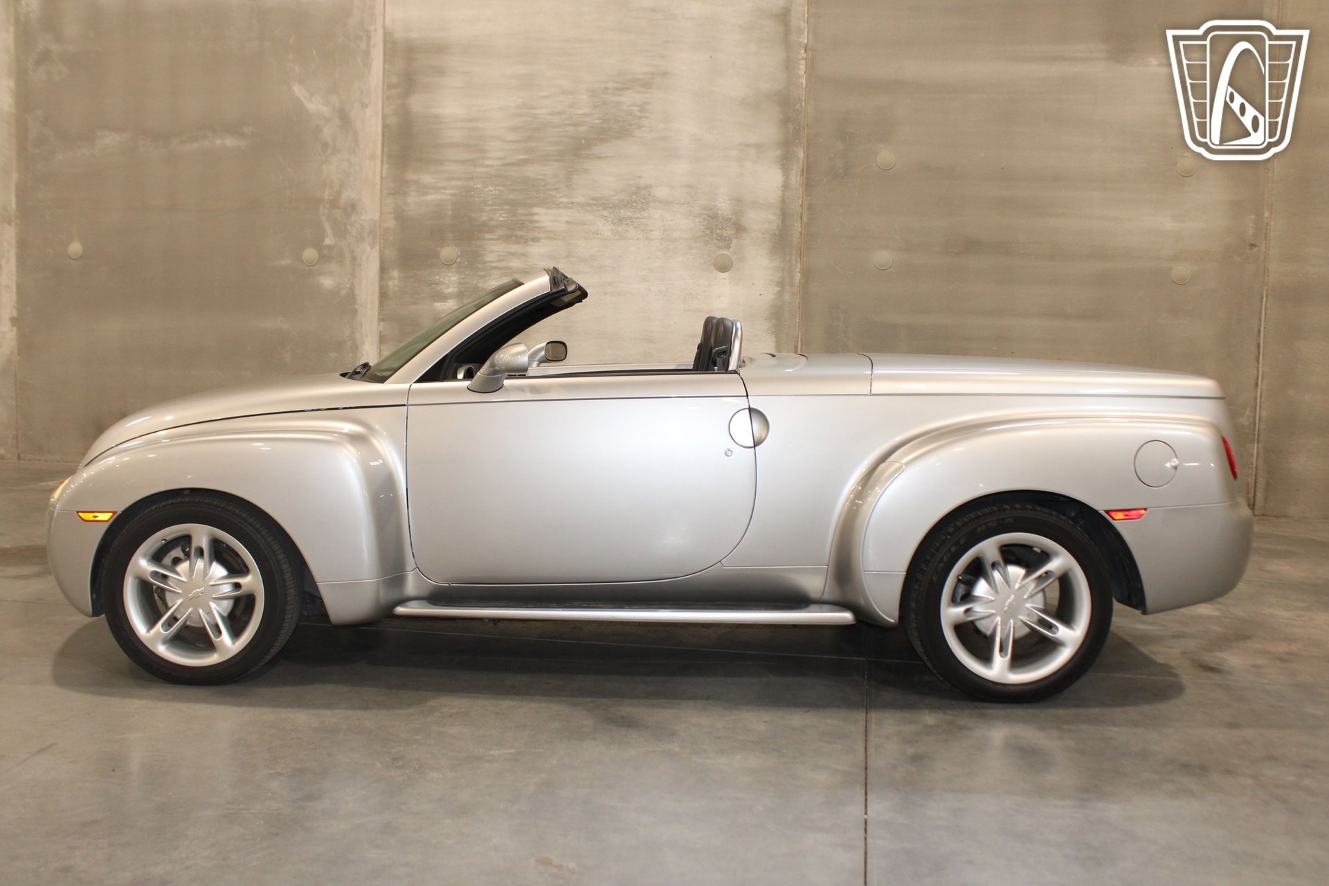 Used 2004 Chevrolet SSR w/ Preferred Equipment Group RWD image 2