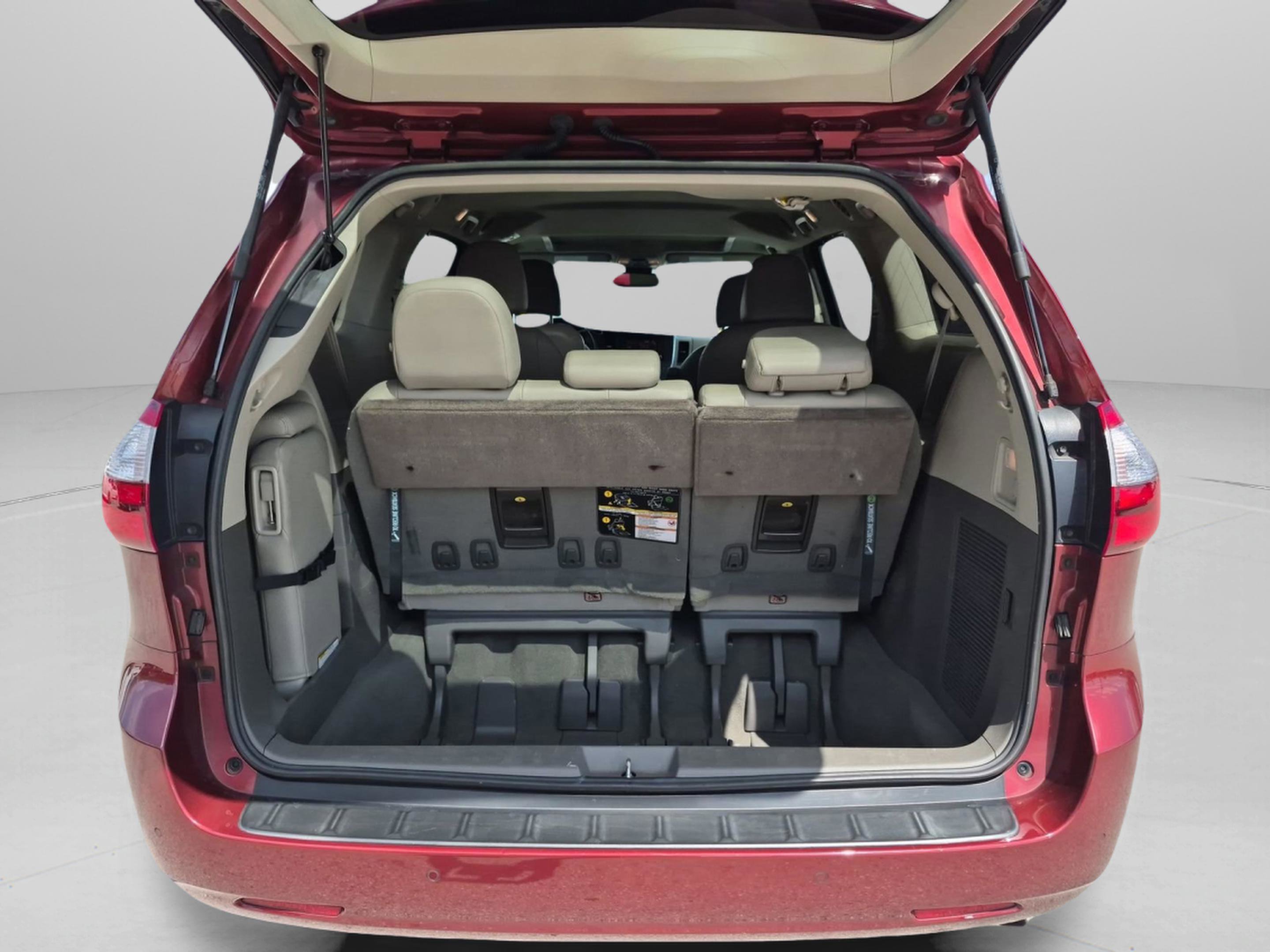 Used 2019 Toyota Sienna XLE w/ XLE Navigation Package FWD image 28