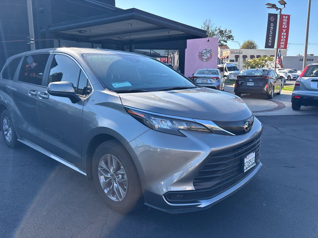Used 2026 Toyota Sienna LE FWD image 2