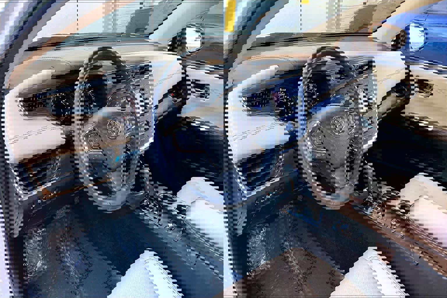 Used 2018 Toyota Avalon Limited image 17