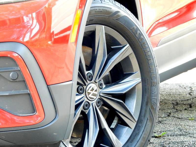 Used 2023 Volkswagen Tiguan SE w/ Panoramic Sunroof Package image 4