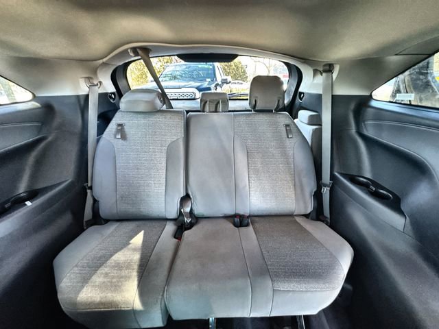 Used 2025 Toyota Sienna LE image 31