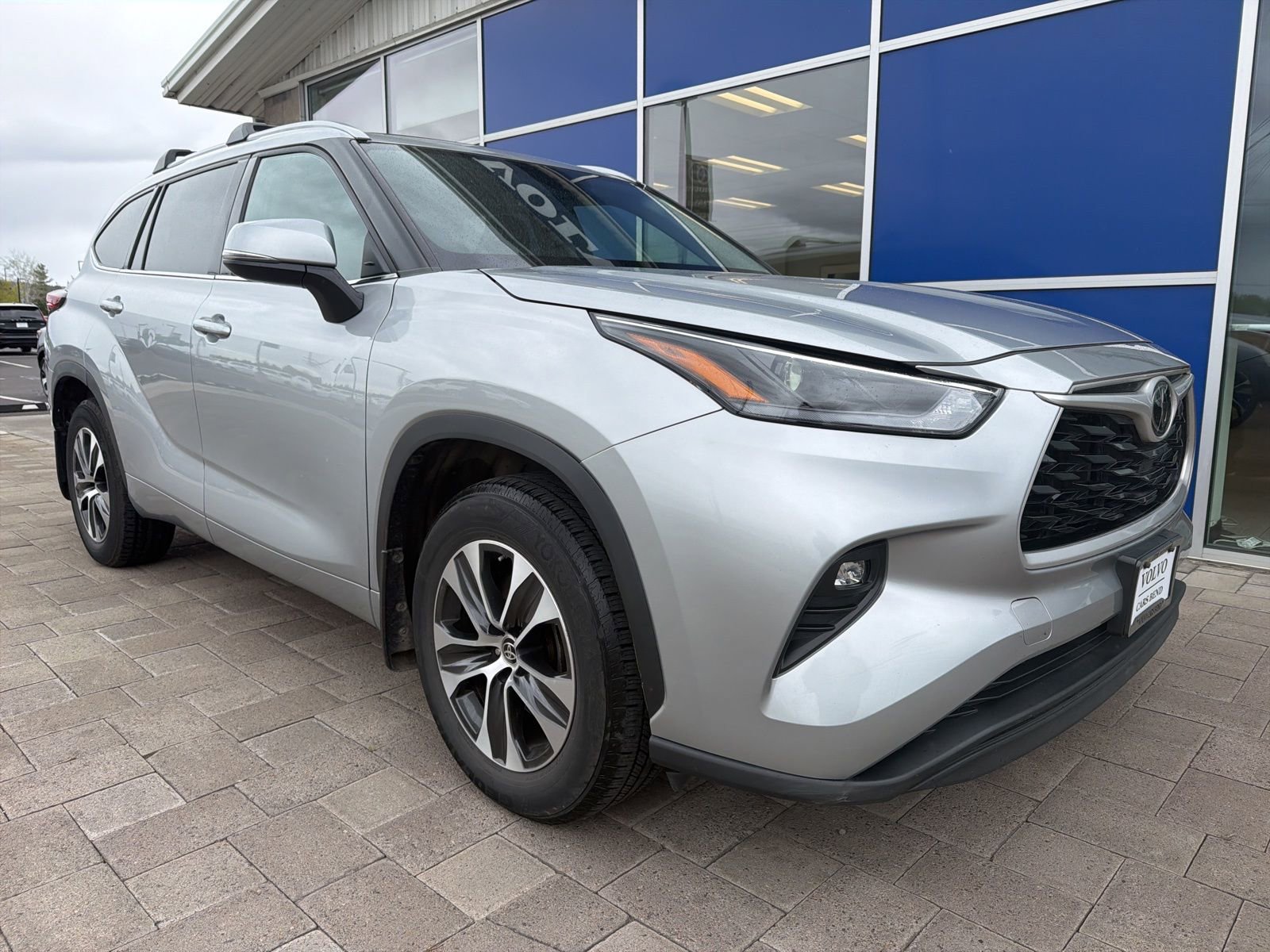 Used 2022 Toyota Highlander XLE AWD/4WD image 2