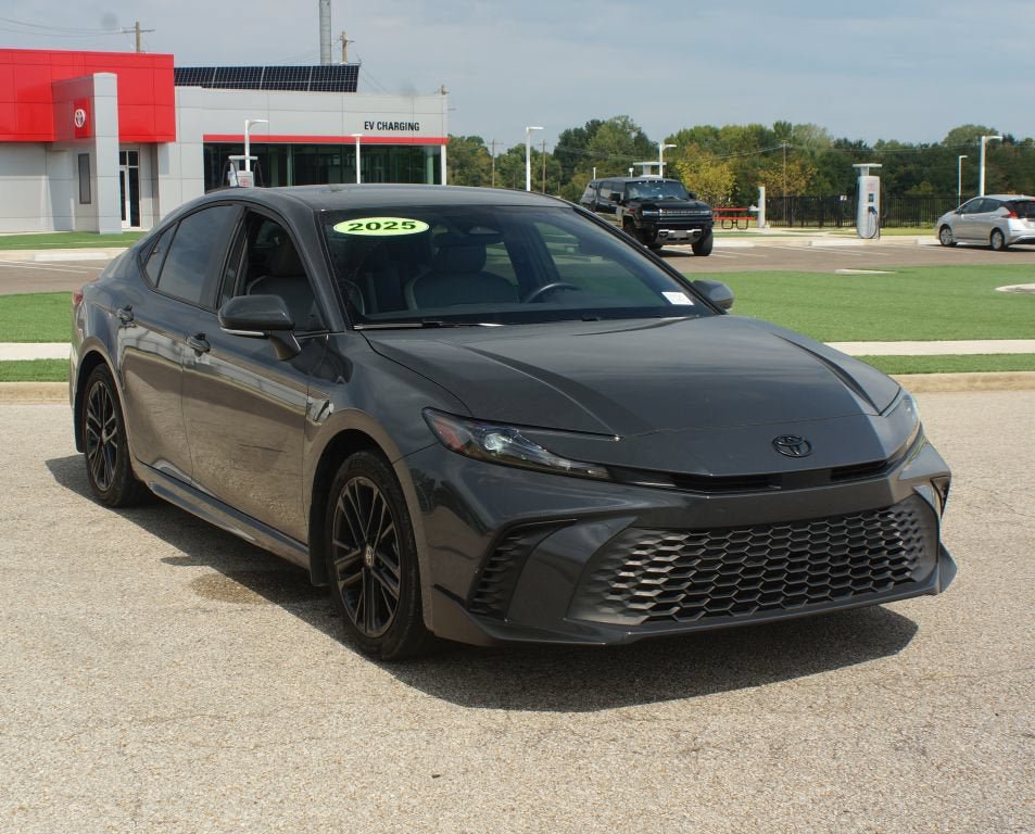 Used 2025 Toyota Camry SE AWD/4WD image 2