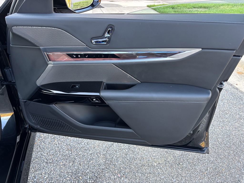 Certified 2023 BMW 760i xDrive image 37