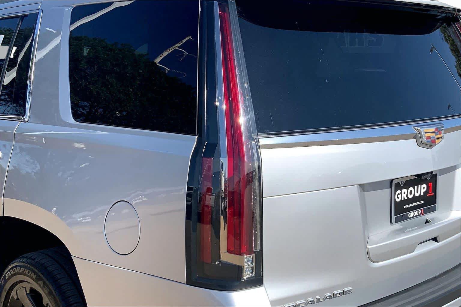 Used 2020 Cadillac Escalade Premium Luxury RWD image 29