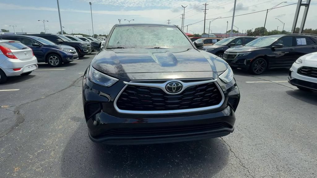Used 2023 Toyota Highlander L FWD image 3