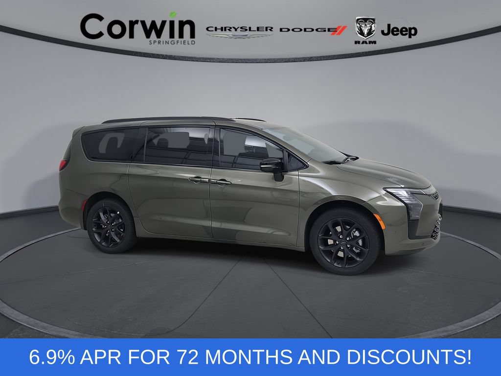New 2027 Chrysler Pacifica Limited w/ Family Tech Group