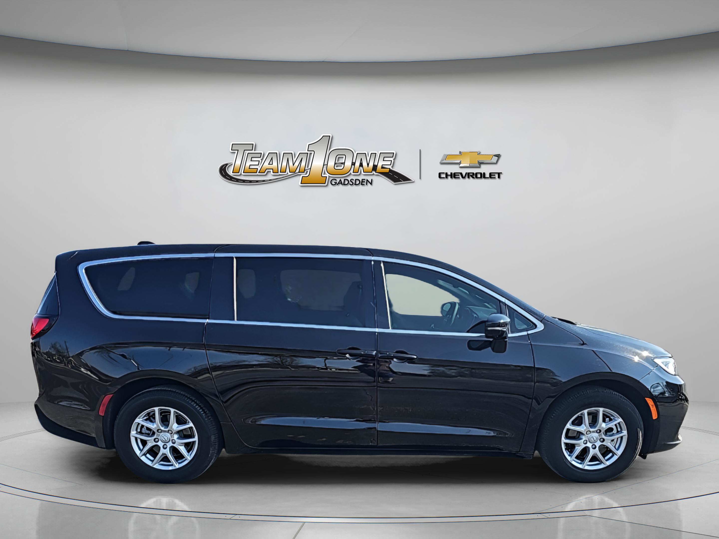 Used 2026 Chrysler Pacifica Select image 9