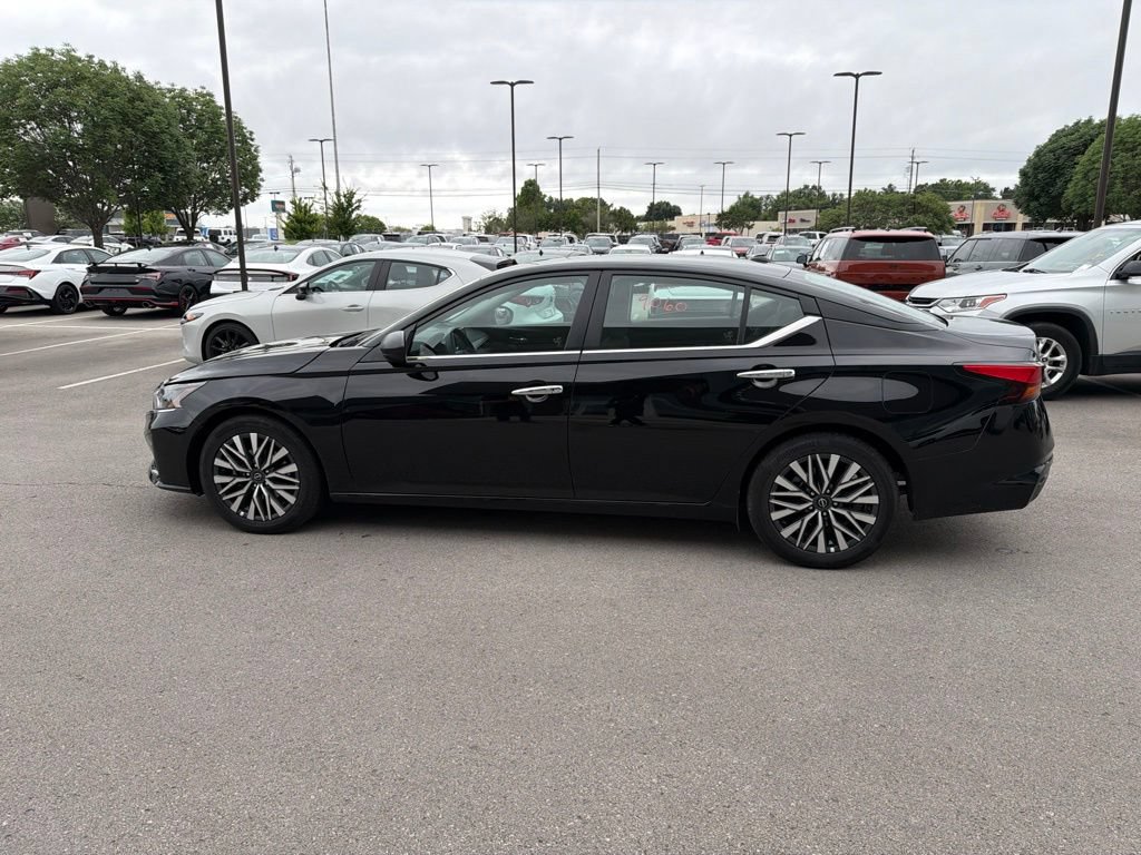 Used 2025 Nissan Altima 2.5 SV FWD image 11