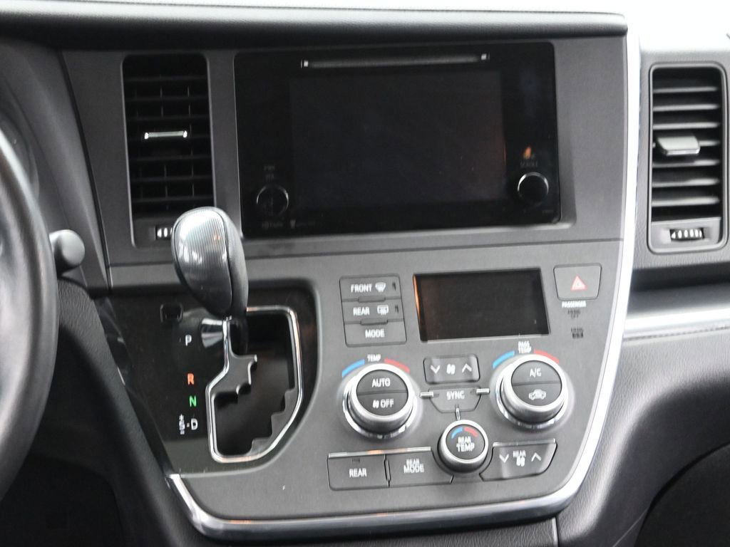 Used 2015 Toyota Sienna SE image 29
