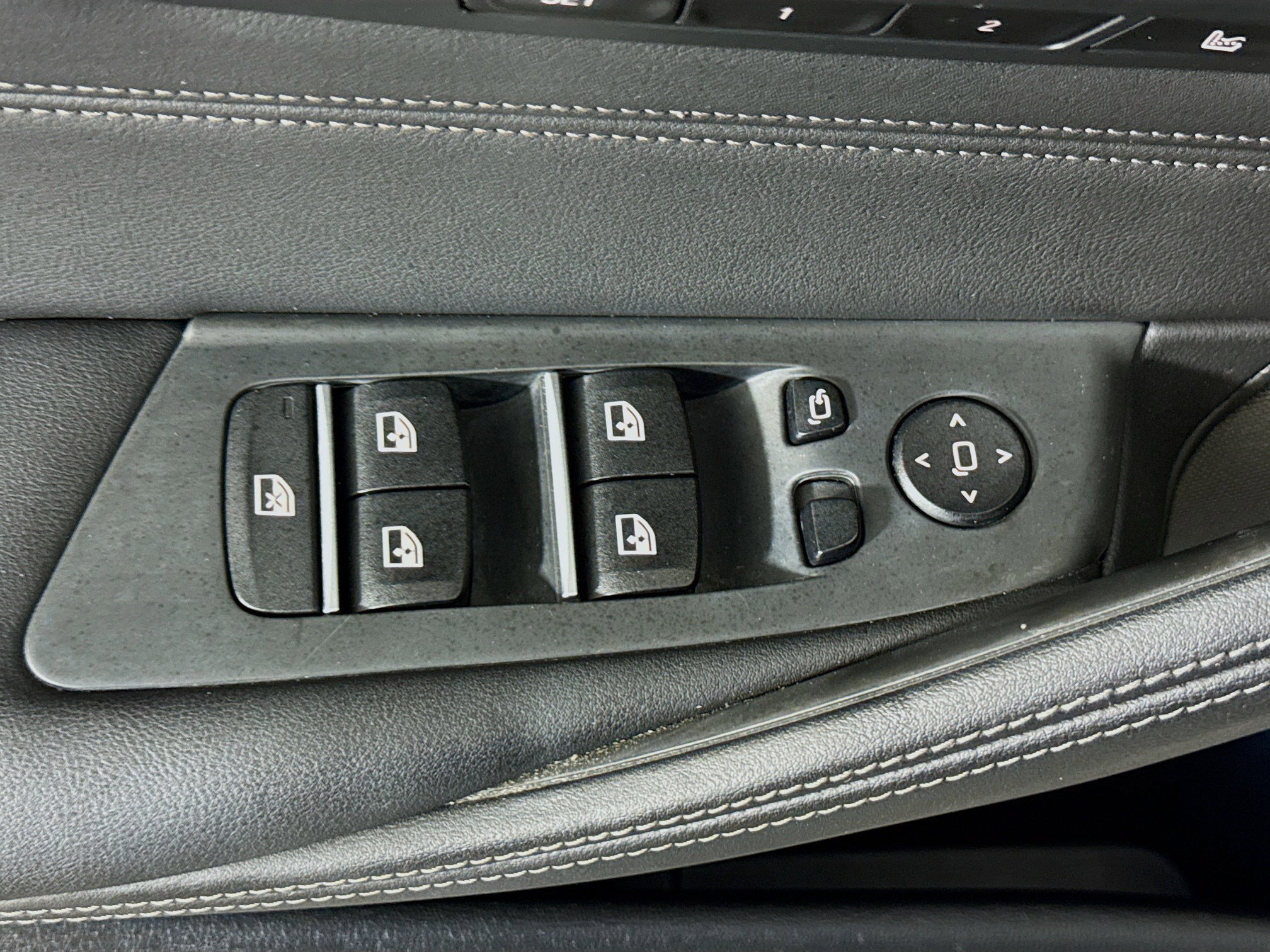 Used 2023 BMW 530e w/ M Sport Package image 24