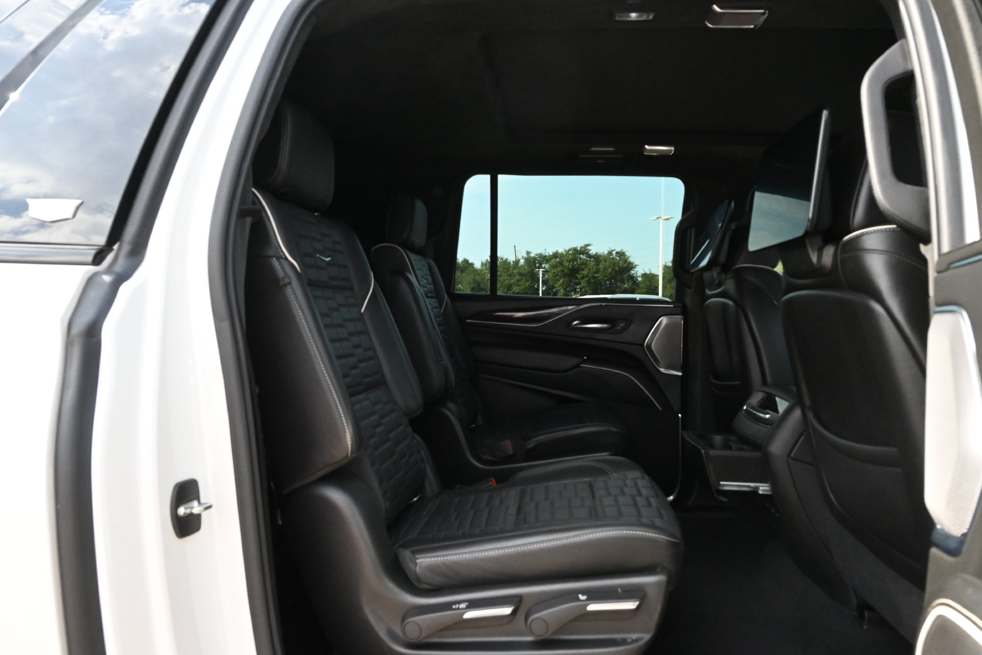 Certified 2021 Cadillac Escalade ESV Sport Platinum w/ LPO, ONYX Package AWD/4WD image 22