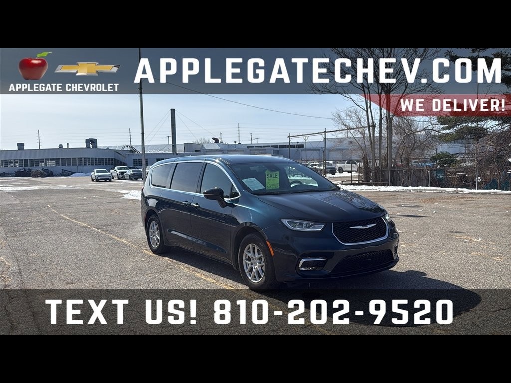 Used 2025 Chrysler Pacifica Select