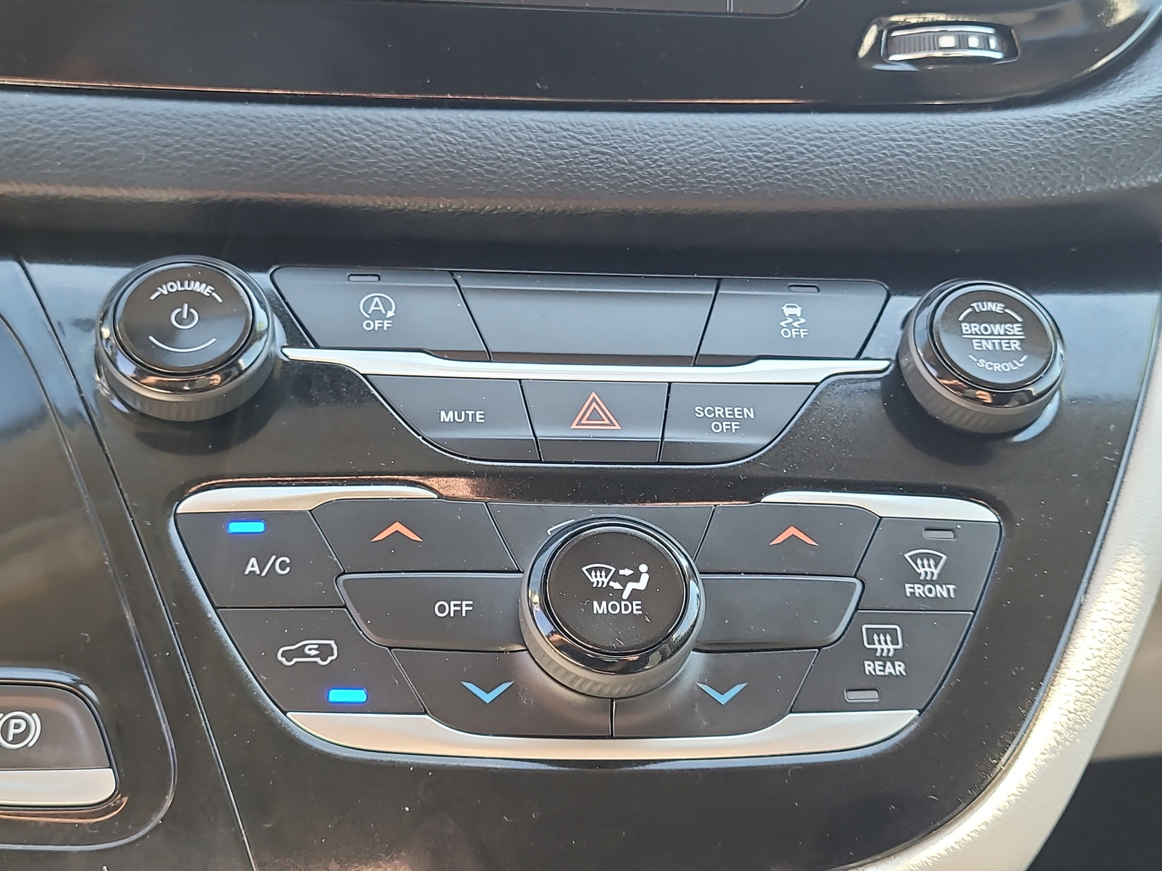 Used 2022 Chrysler Voyager LX image 26