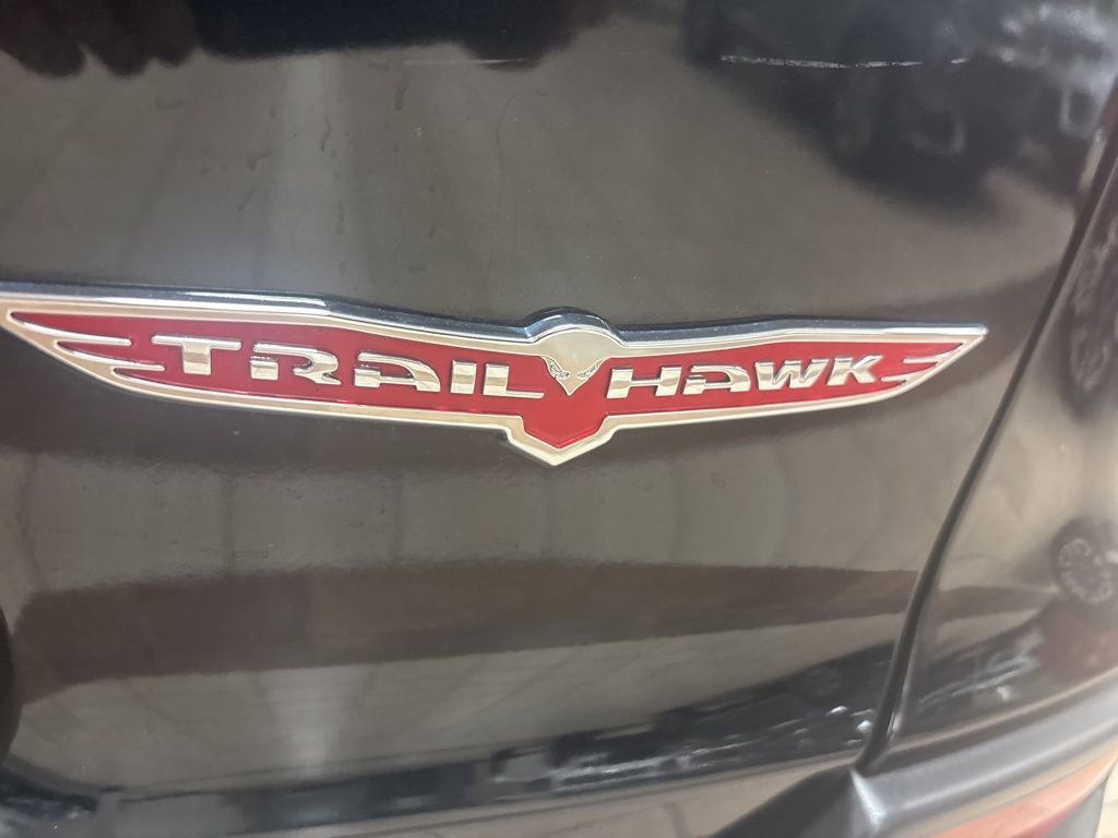 Used 2022 Jeep Cherokee Trailhawk image 9