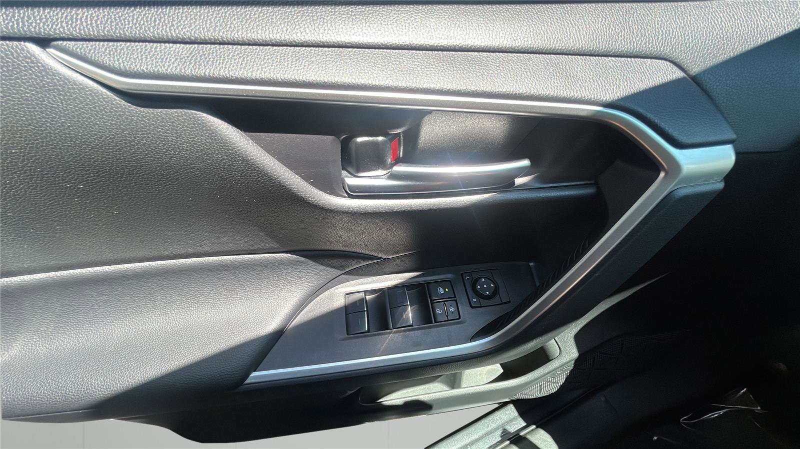 Used 2025 Toyota RAV4 XLE AWD/4WD image 23