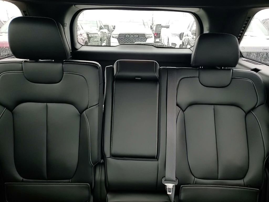 New 2025 Jeep Grand Cherokee Limited w/ Black Appearance Package image 36