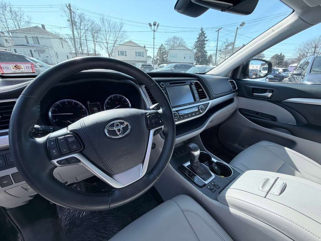 Used 2019 Toyota Highlander XLE AWD/4WD image 24