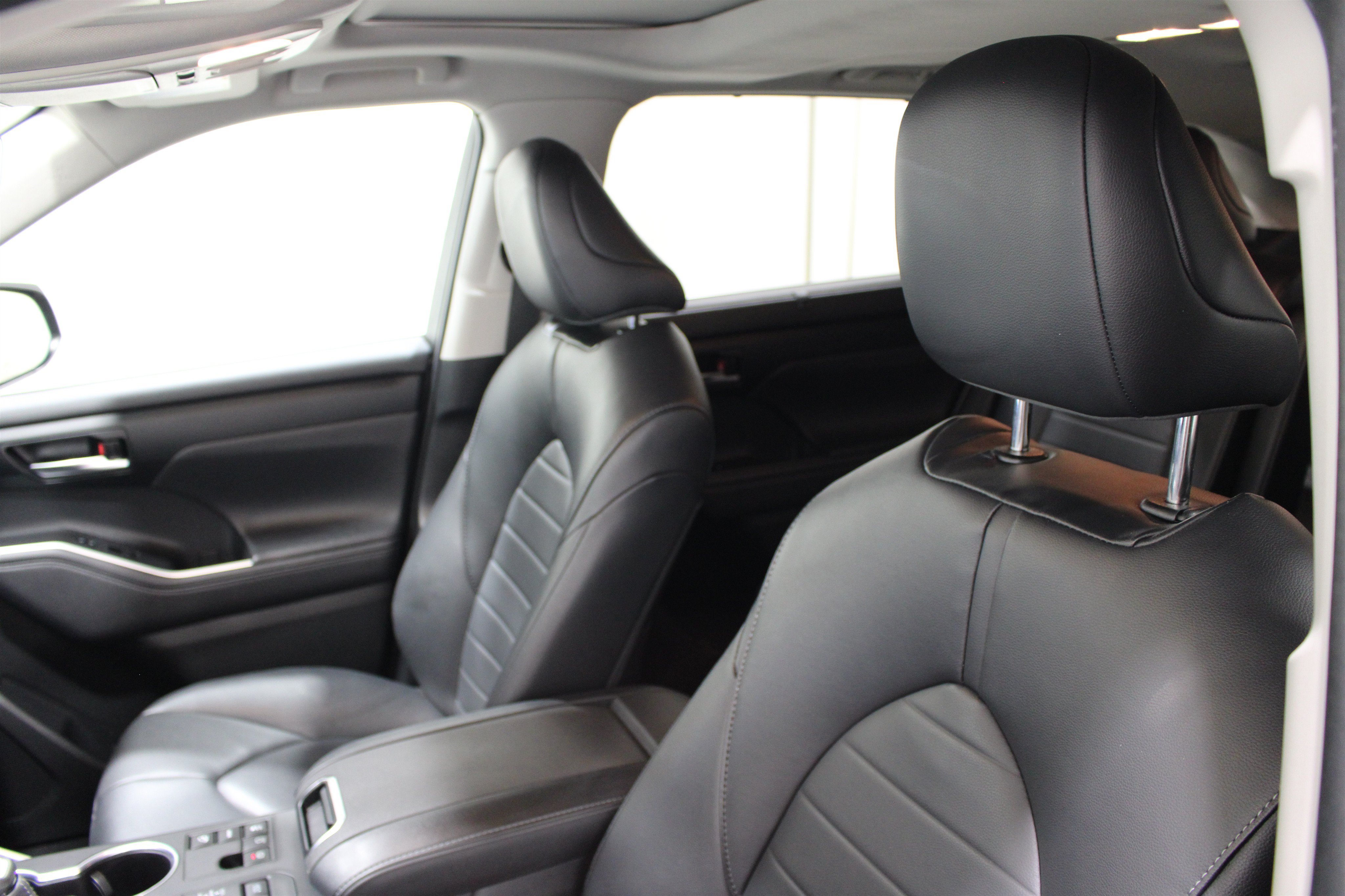 Used 2024 Toyota Highlander XLE AWD/4WD image 4