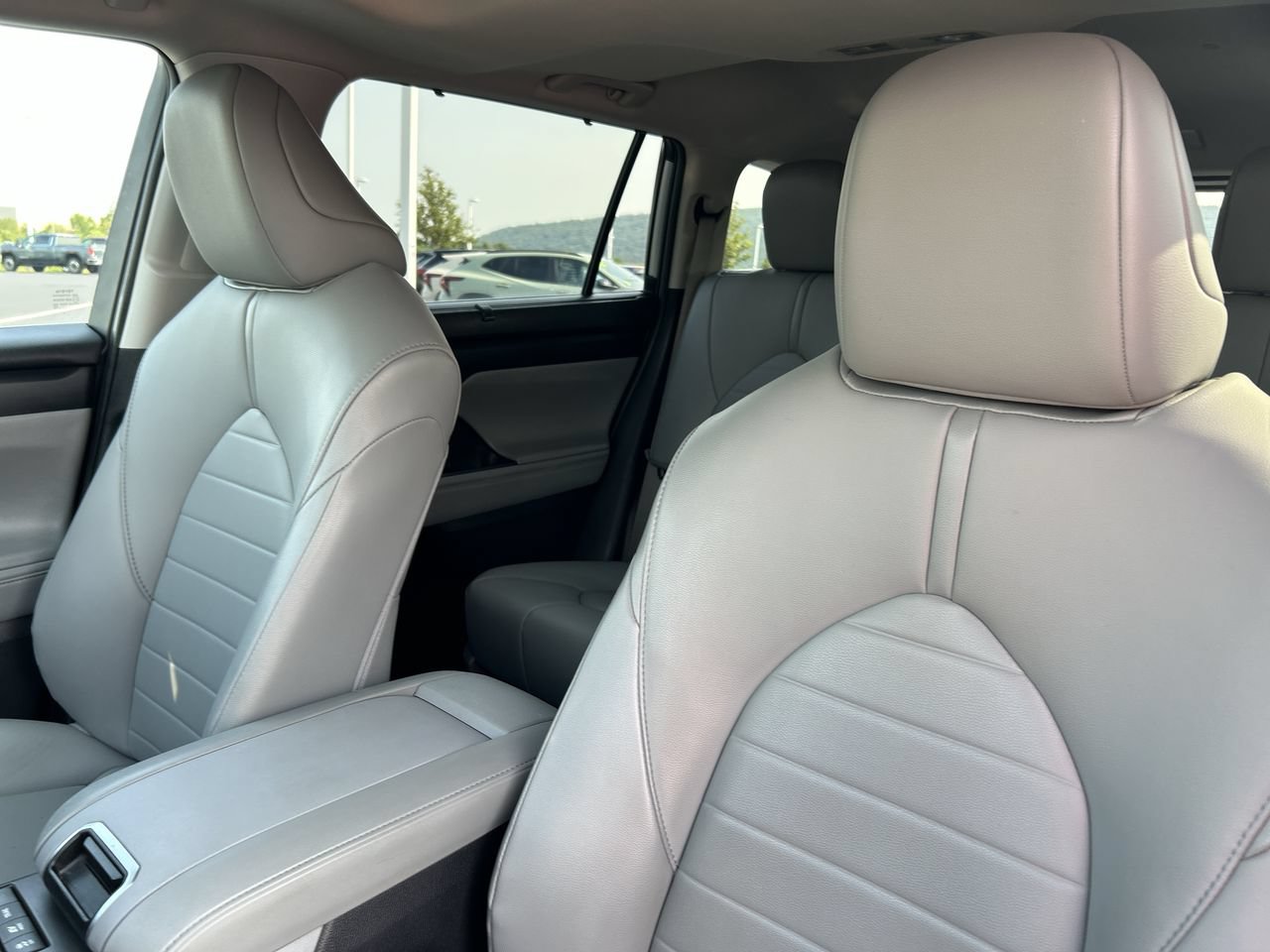 Used 2021 Toyota Highlander XLE w/ Protection Package #3 (TMS) AWD/4WD image 23