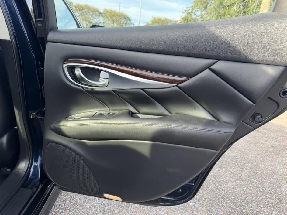 Used 2019 INFINITI Q70 Luxe w/ Proactive Package image 19