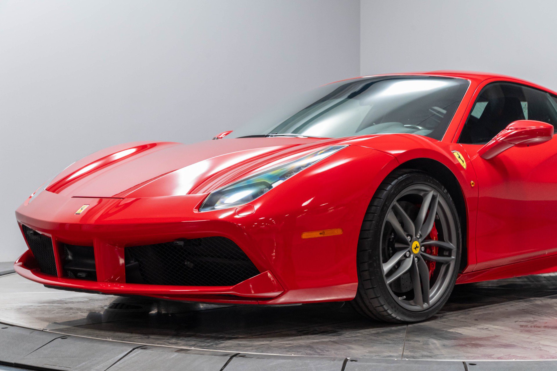 Used 2018 Ferrari 488 GTB RWD image 5
