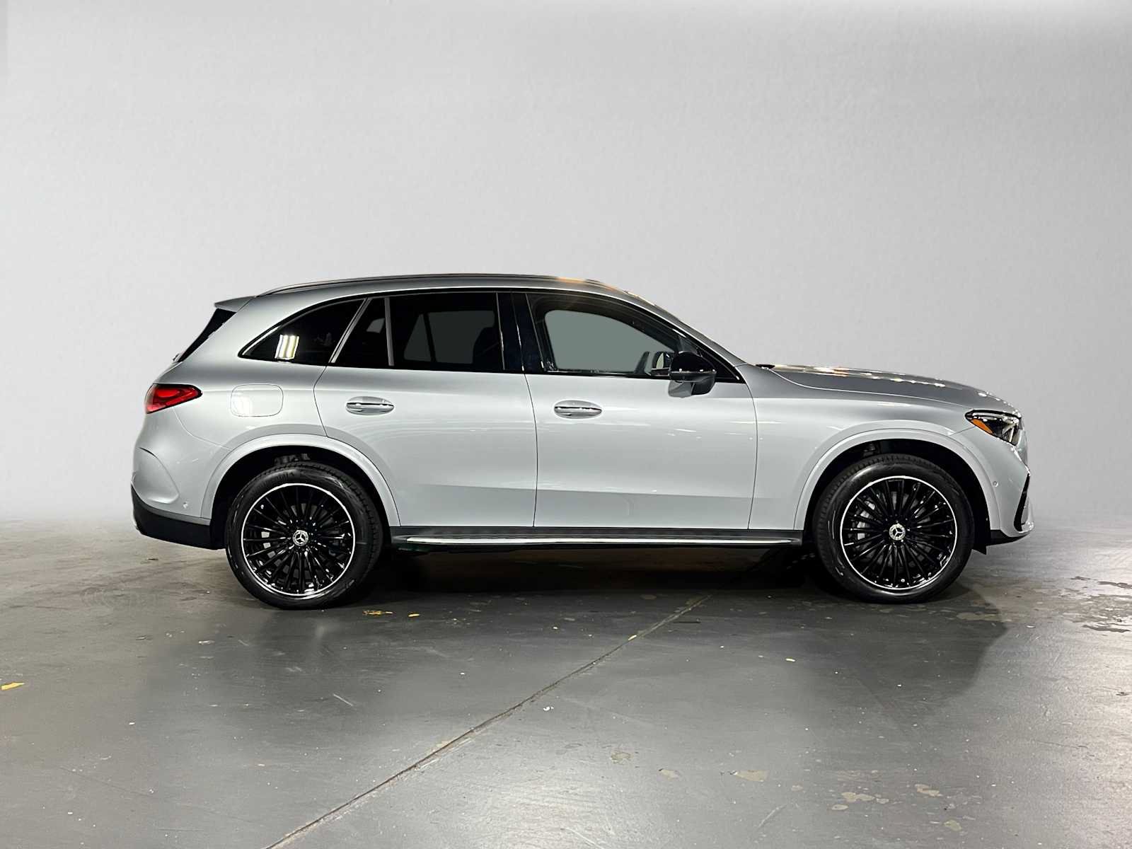 Used 2023 Mercedes-Benz GLC 300 4MATIC image 2