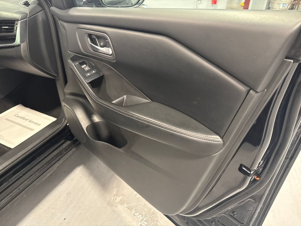 Used 2024 Nissan Rogue SV AWD/4WD image 32