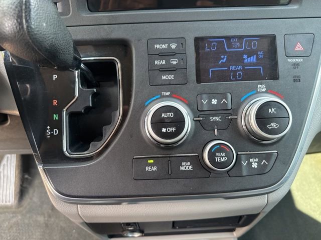 Used 2015 Toyota Sienna L image 25
