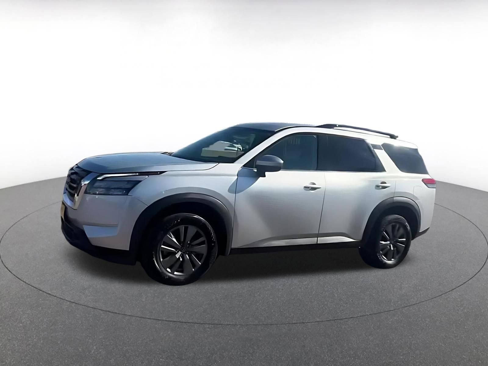 Used 2025 Nissan Pathfinder SV image 7