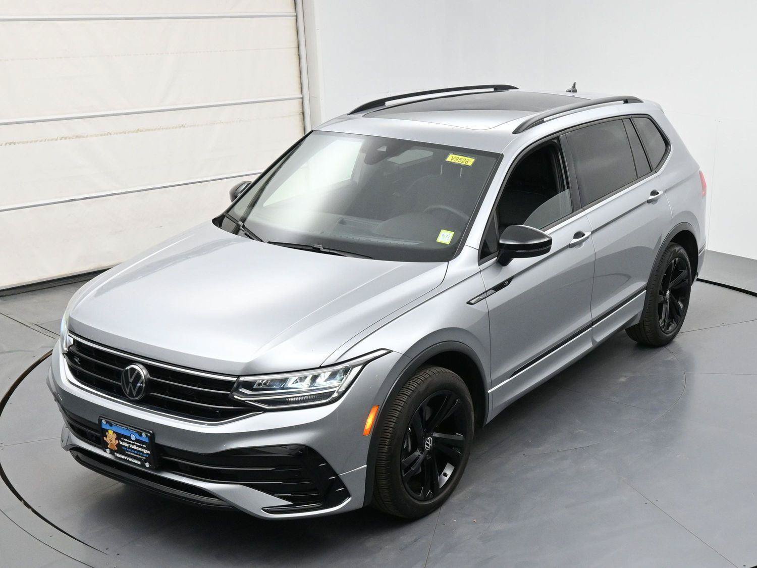 Used 2024 Volkswagen Tiguan SE R-Line AWD/4WD image 35