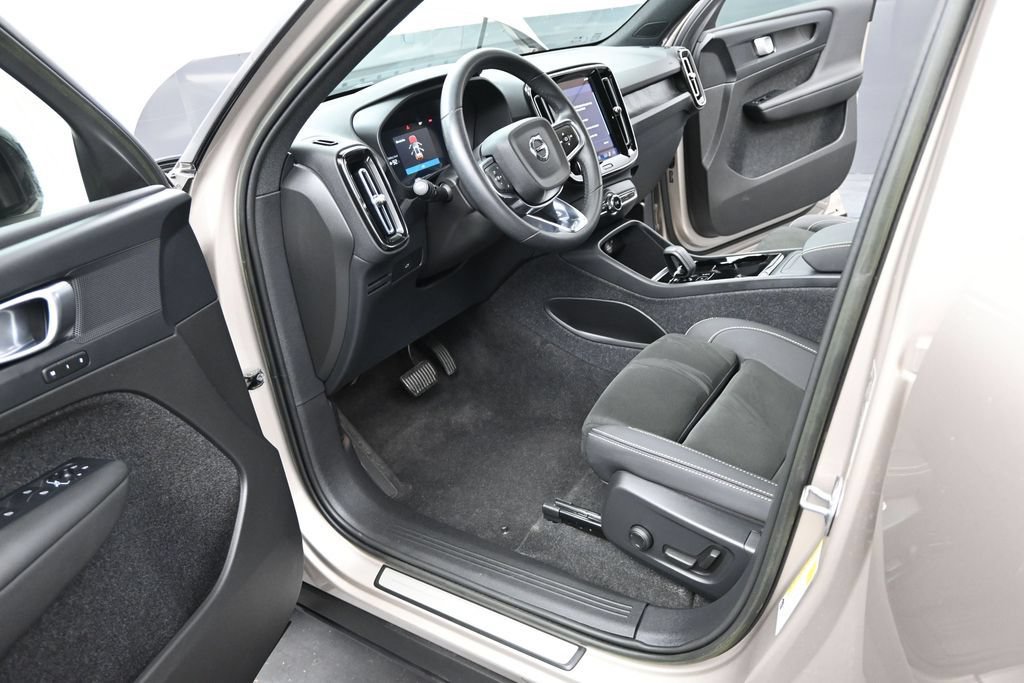 Used 2023 Volvo XC40 Recharge Plus AWD/4WD image 9