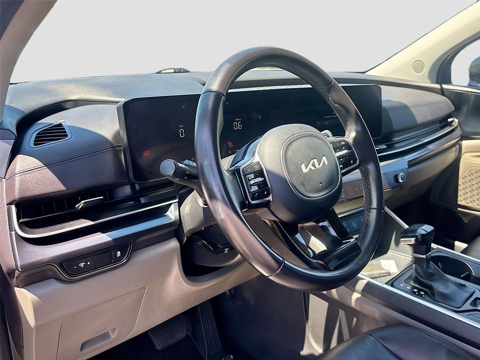 Used 2025 Kia Carnival FWD image 9