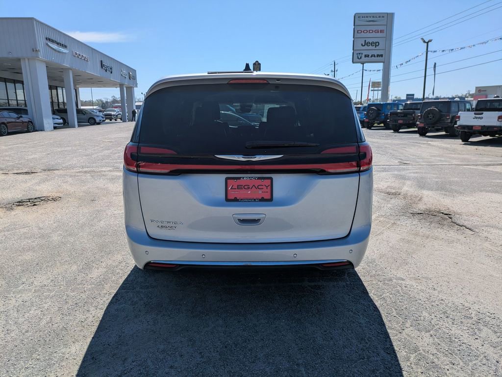 Used 2024 Chrysler Pacifica Touring-L image 4