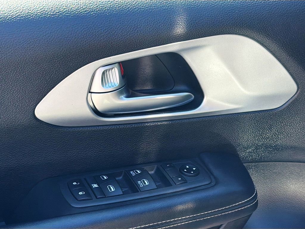 Used 2021 Chrysler Pacifica Touring w/ S Appearance Package image 18