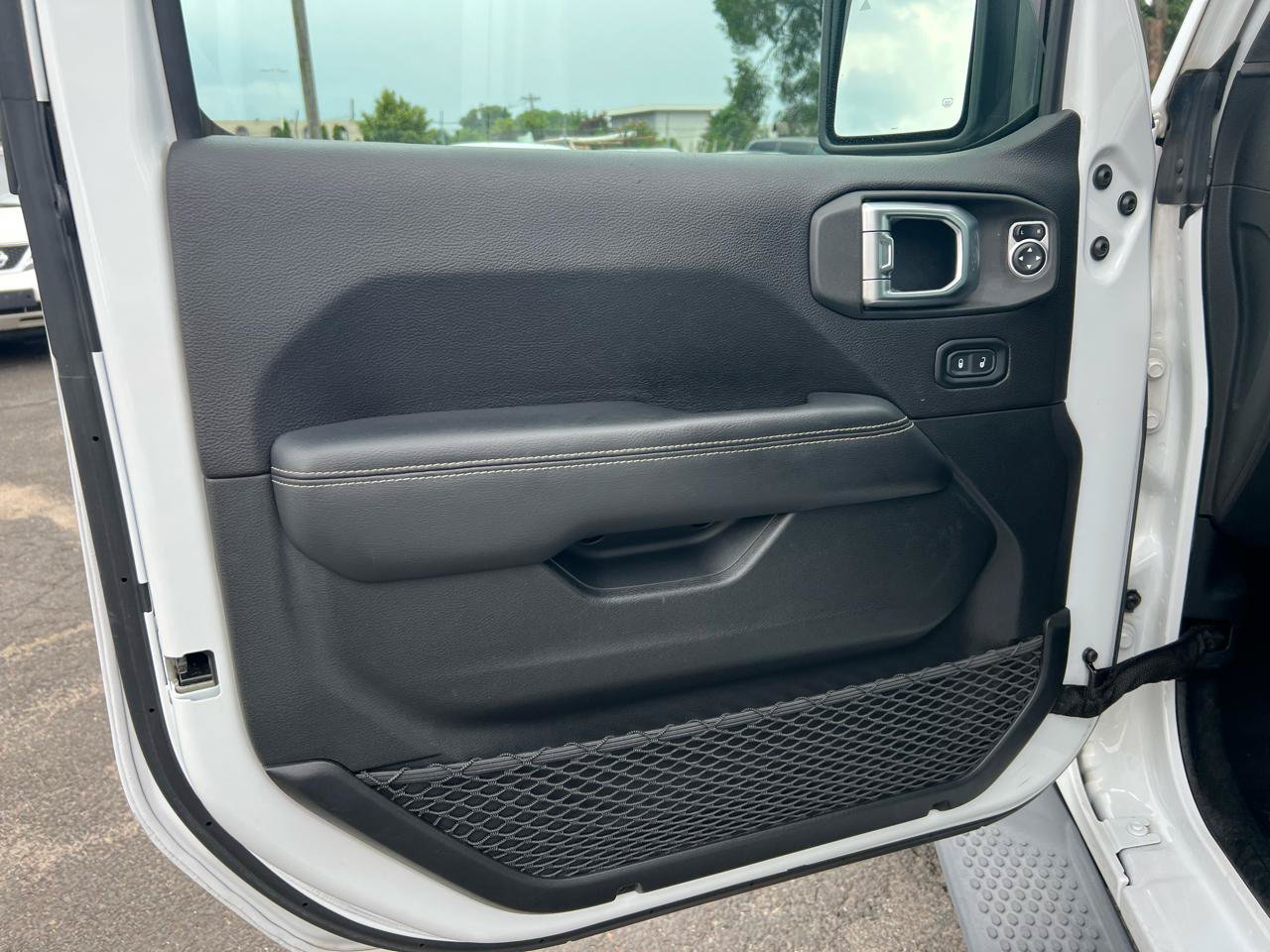Used 2019 Jeep Wrangler Unlimited Sahara AWD/4WD image 14