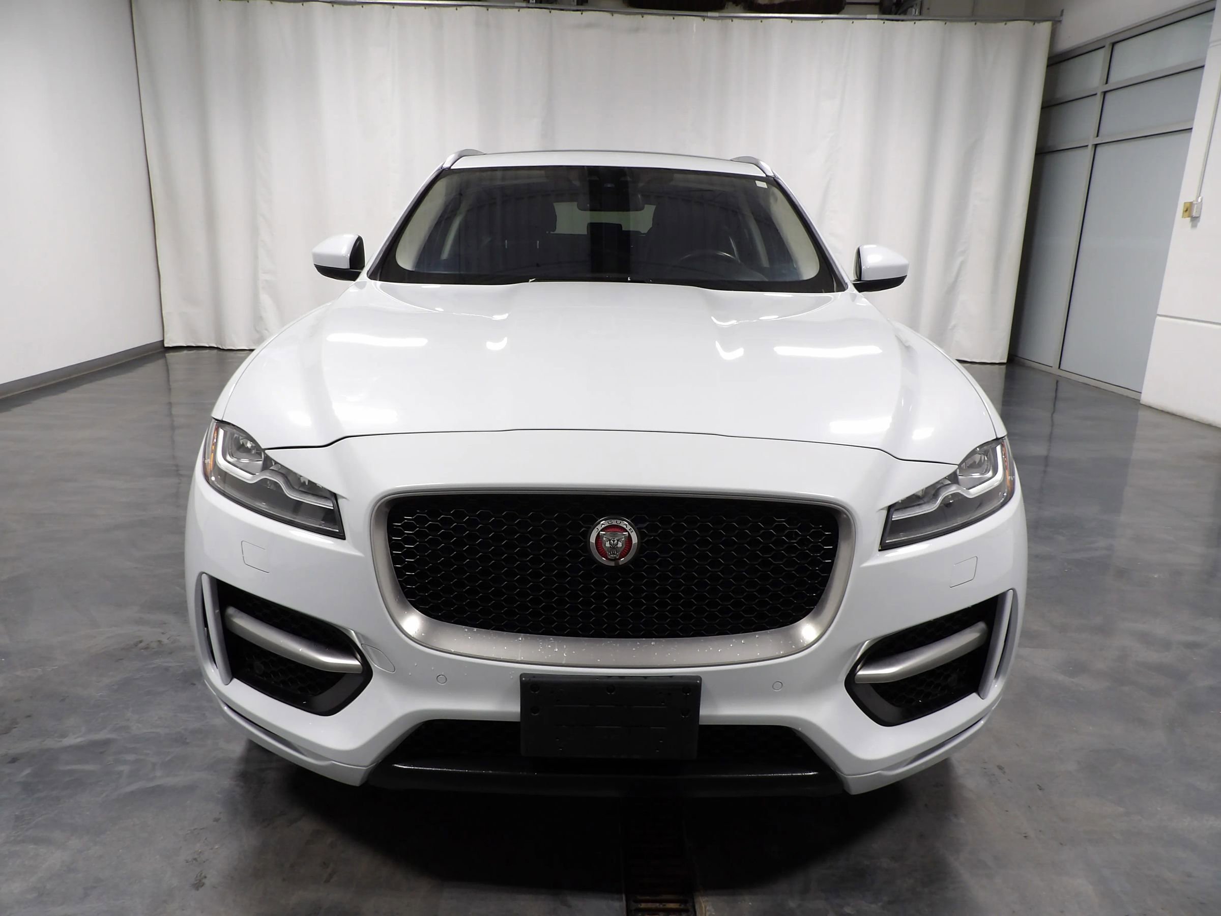 Used 2018 Jaguar F-PACE R-Sport image 4