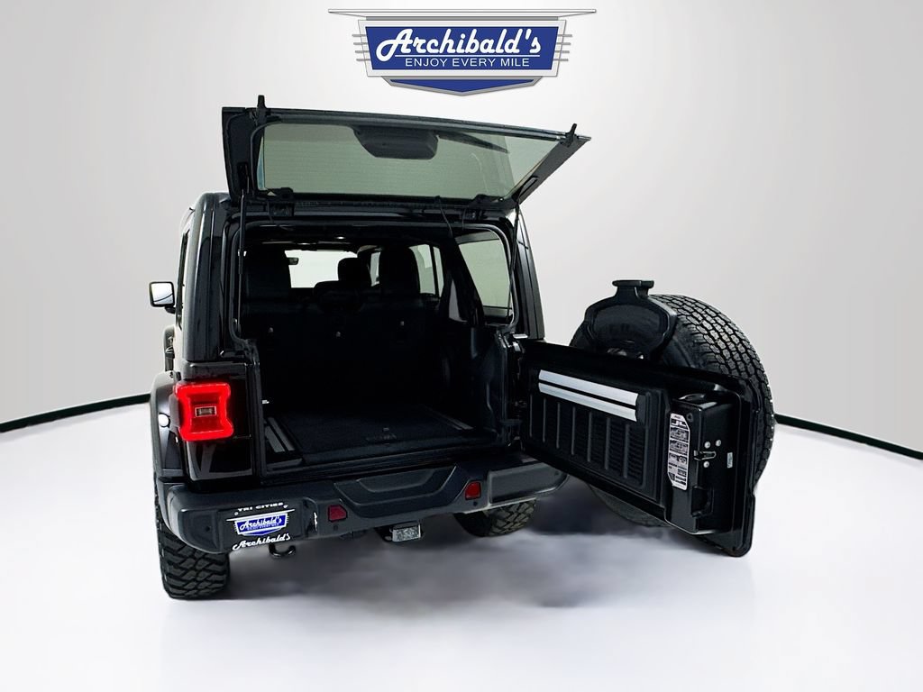 Used 2018 Jeep Wrangler Unlimited Sahara AWD/4WD image 27
