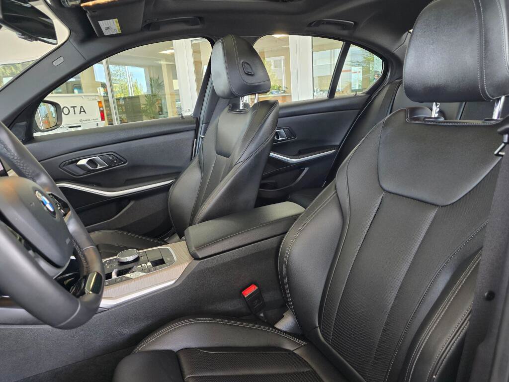 Used 2025 BMW 330i Sedan RWD image 17