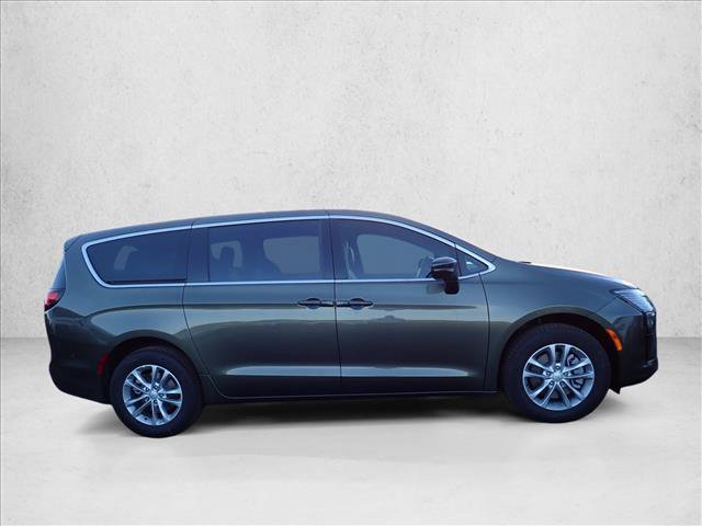 New 2027 Chrysler Pacifica Select AWD/4WD image 5
