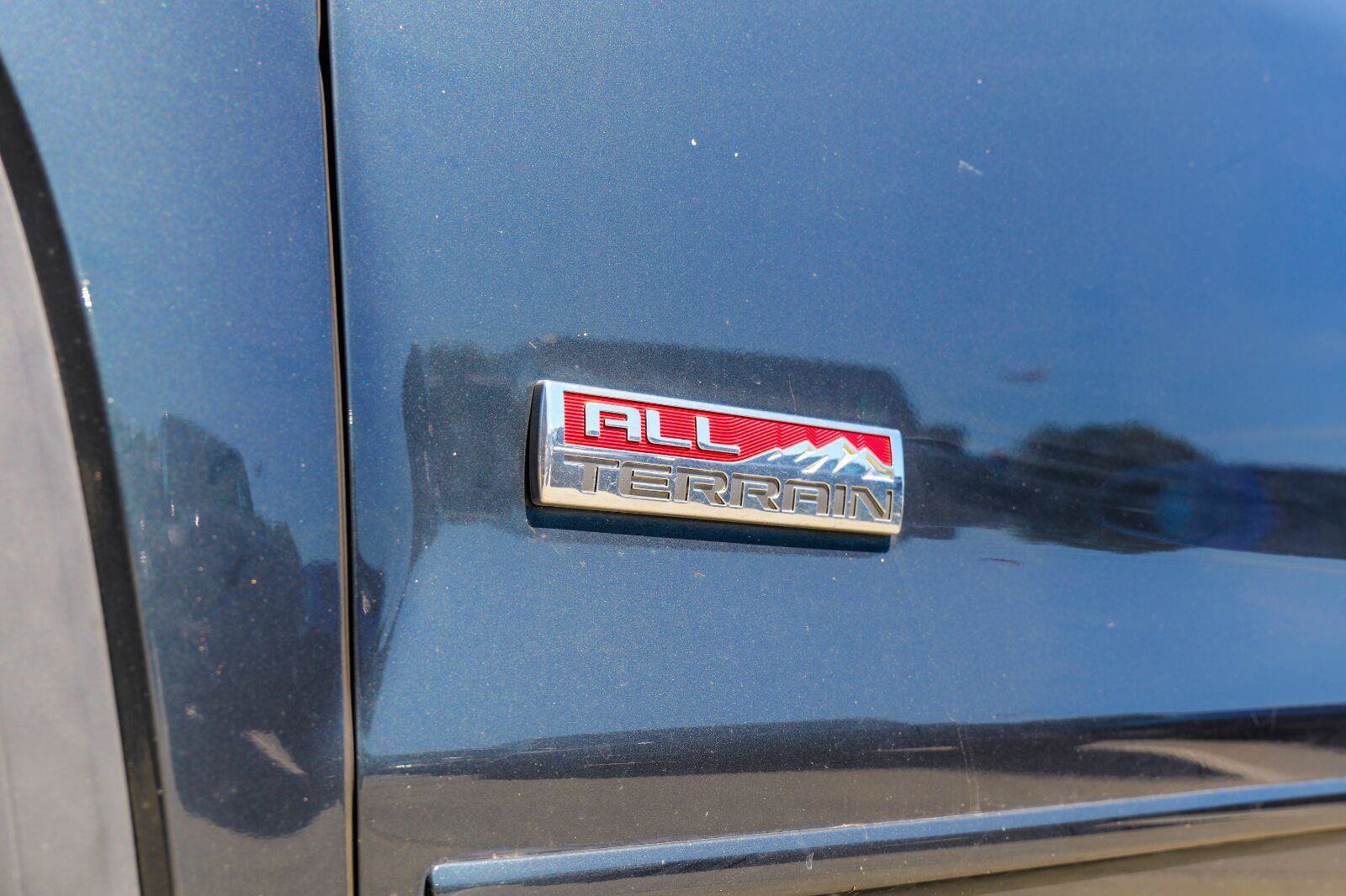 Used 2018 GMC Sierra 1500 SLT AWD/4WD image 3