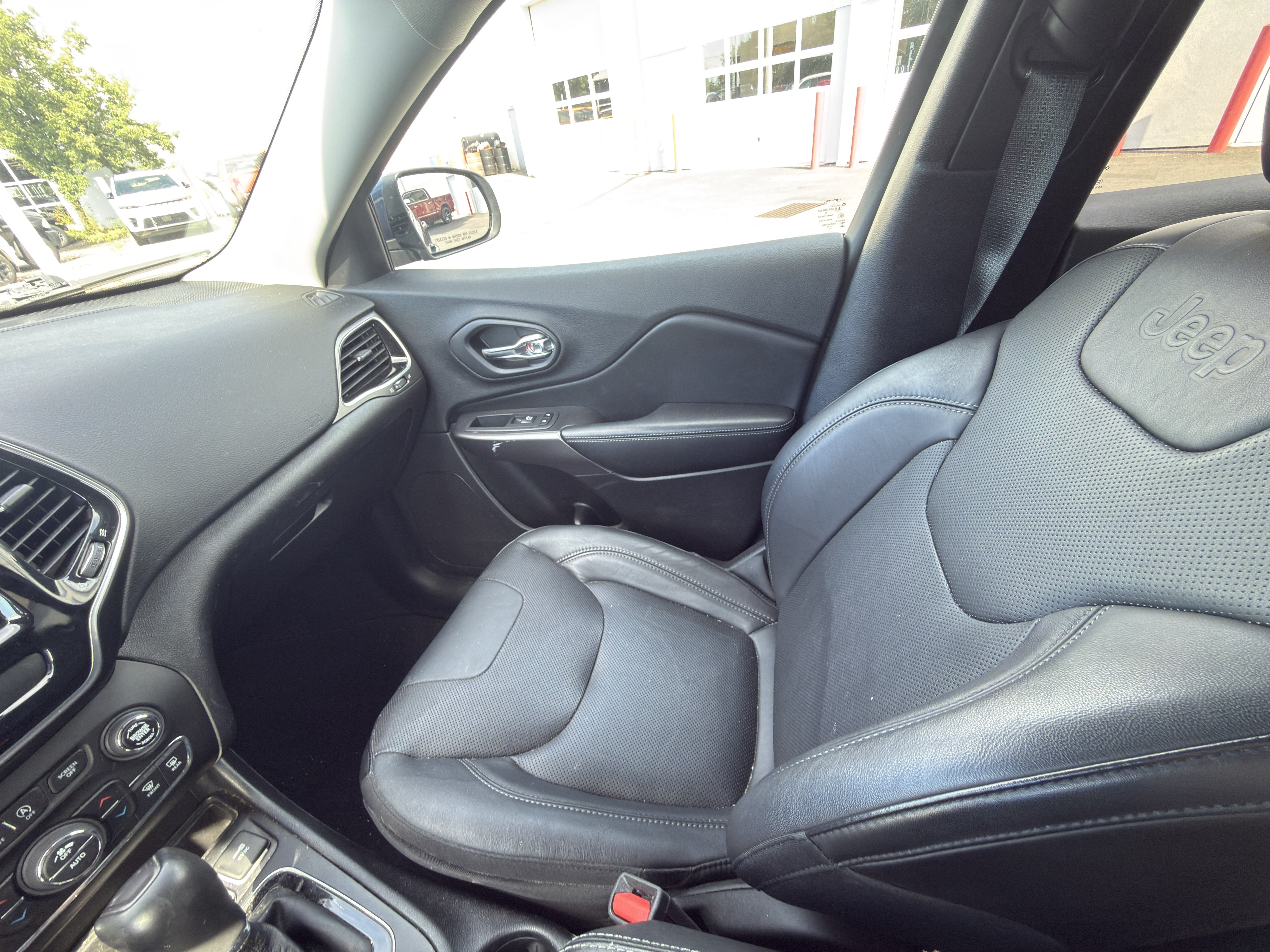 Used 2019 Jeep Cherokee Limited AWD/4WD image 19