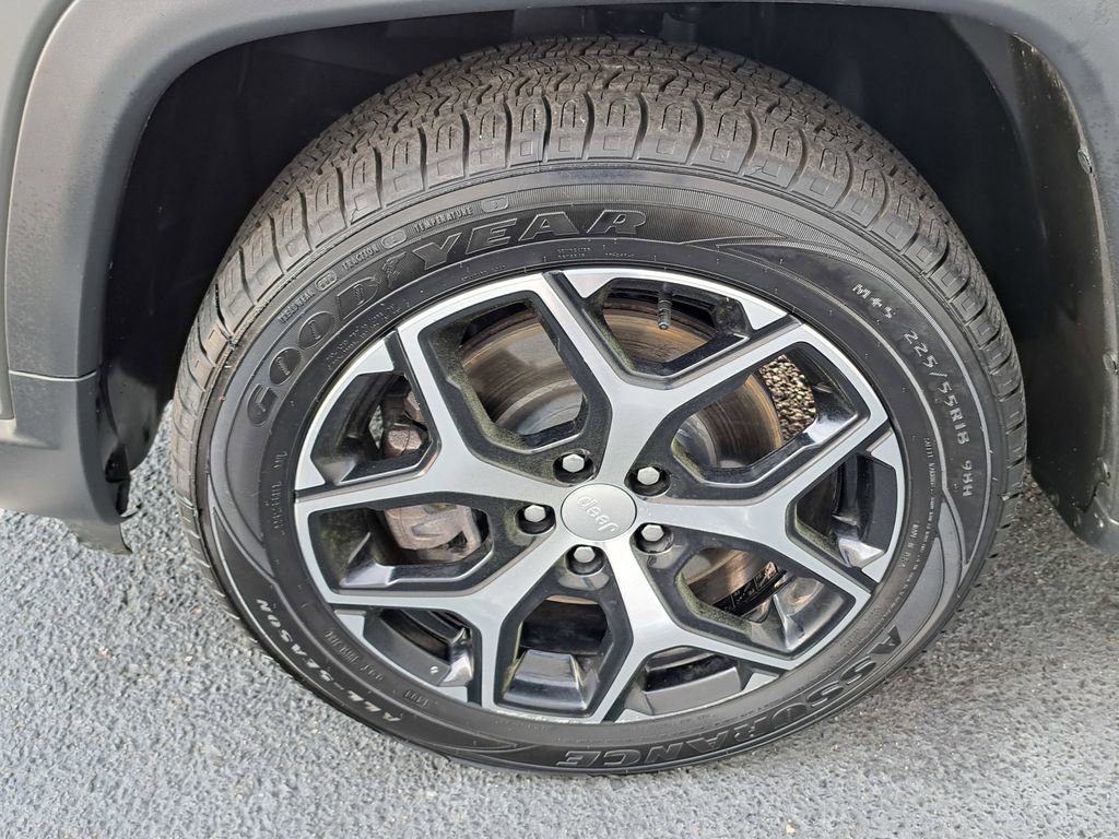 Used 2024 Jeep Compass Latitude image 16