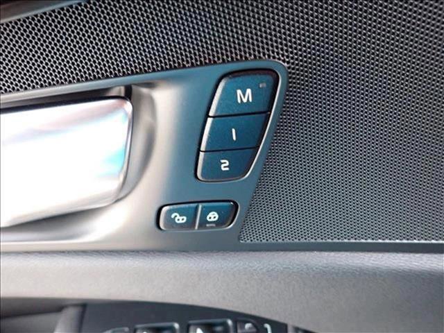 Used 2022 Volvo XC60 B5 Momentum image 18